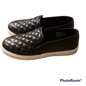 Time and Tru Twin Gore Quilted Shoes